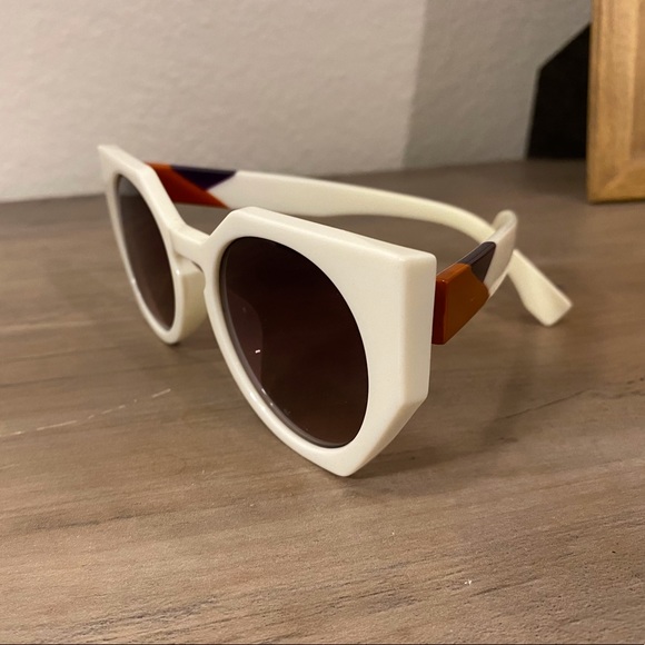 White frame sunglasses - Picture 4 of 5